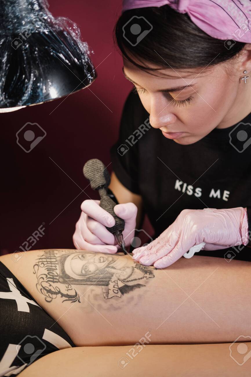 Tattoo Artists Model In 2020 Tattoo Artists Female Tattoo Artists Becoming A Tattoo Artist