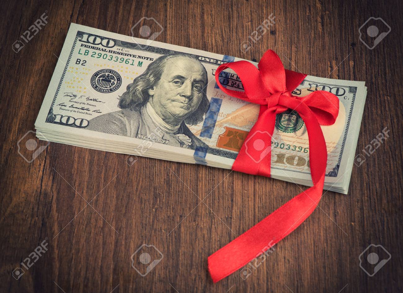 돈 선물로 빨간 리본으로 미국 달러 지폐 로열티 무료 사진, 그림, 이미지 그리고 스톡포토그래피. Image 37366082