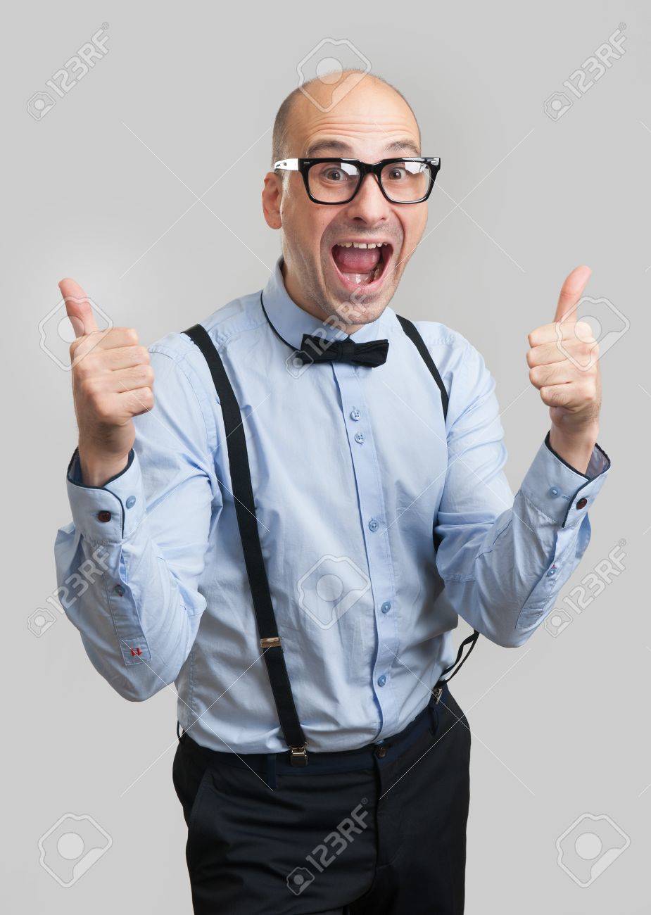 Lustige Mann Mit Der Glatze Tragt Fliege Und Strapsen Zeigen Daumen Nach Oben Lizenzfreie Fotos Bilder Und Stock Fotografie Image 48212934