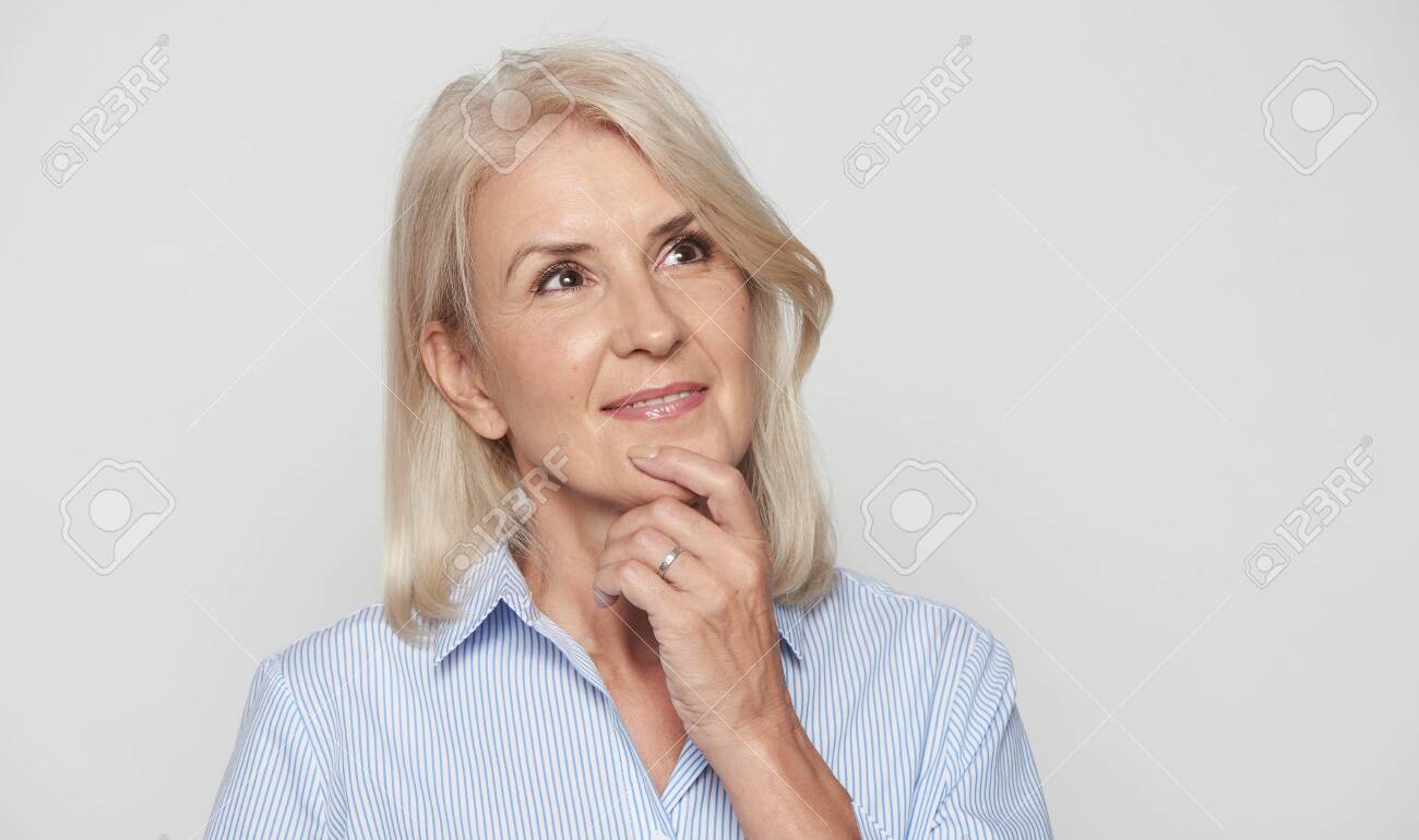 Mooie 50 Jaar Oude Blonde Vrouw Kijkt Op En Droomt. Geïsoleerd Royalty-Vrije Foto, Plaatjes, Beelden En Stock Fotografie. Image 128258777.