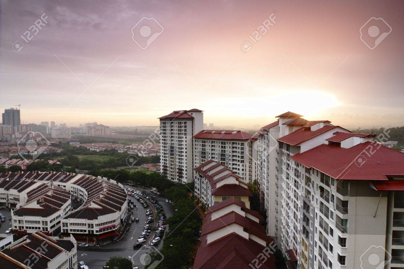 フォア グラウンドでアパートのブロックとマレーシアの都市の風景 の写真素材 画像素材 Image