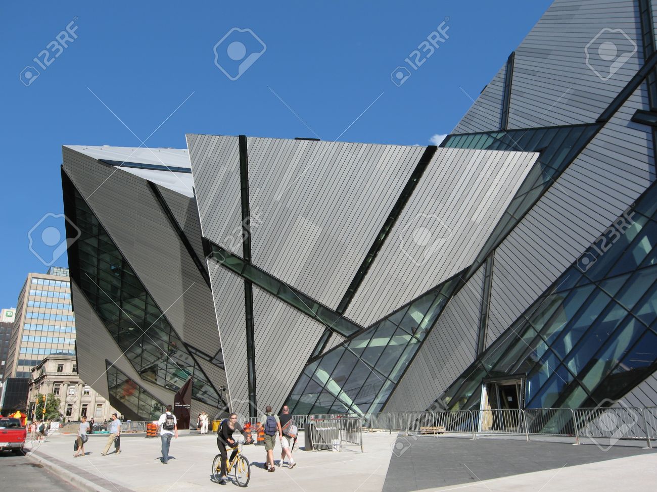 トロント カナダ 07 年 7 月 建築家ダニエル リベスキンドによるロイヤル オンタリオ博物館結晶添加 の写真素材 画像素材 Image