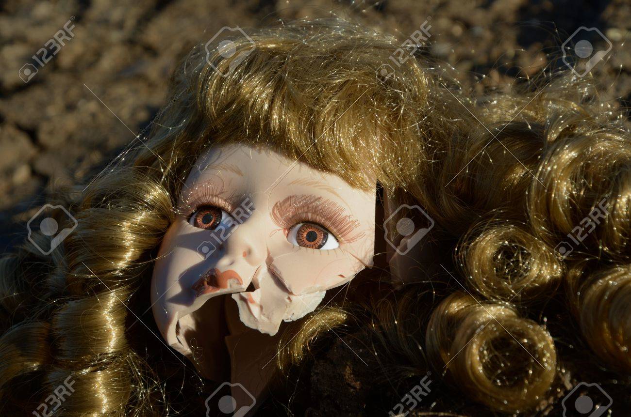 muñeca de porcelana rota