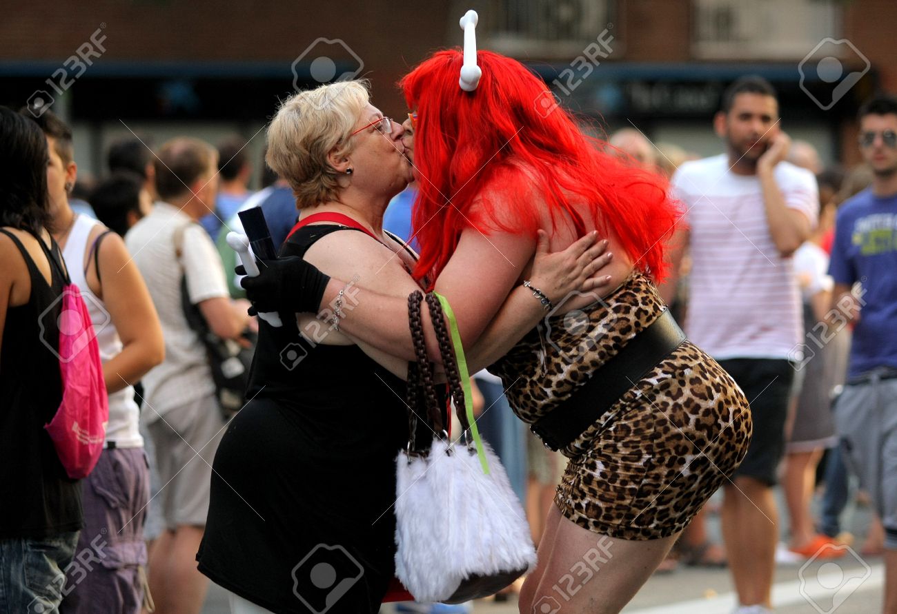 Spanish Lesbians Kissing Spanish Lesbians Kissing