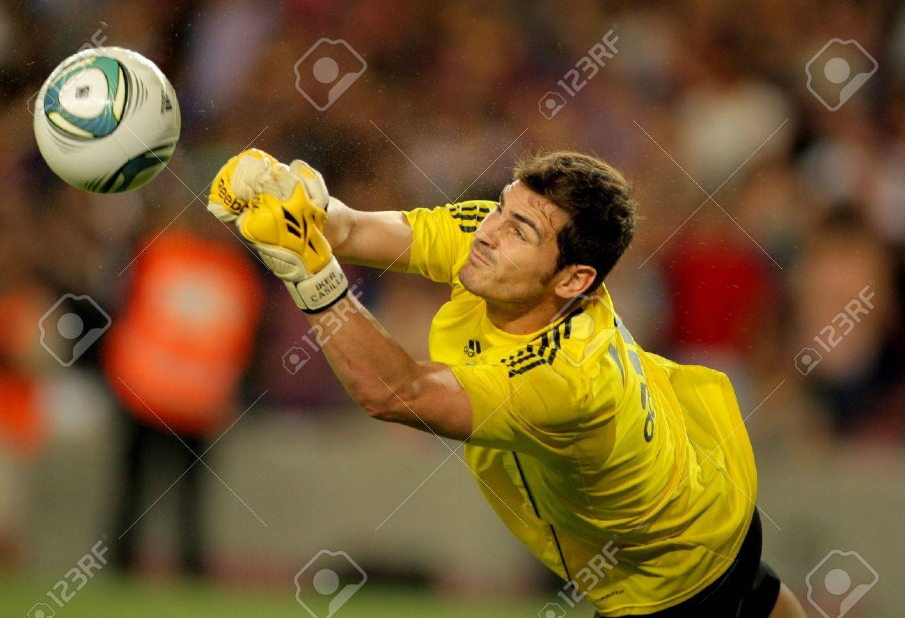 レアル マドリードの Iker Casillas バルセロナ対レアル マドリード バルセロナ 11 年 8 月 17 日に新しいキャンプ スタジアムで間スペイン スーパー カップ サッカーの試合中にボールを投げる の写真素材 画像素材 Image レアル マドリードの Iker Casillas バルセロナ対レアル マドリード バルセロナ 11 年 8 月 17 日に新しいキャンプ スタジアムで間スペイン スーパー カップ サッカーの試合中にボールを投げる の写真素材 画像素材 Image
