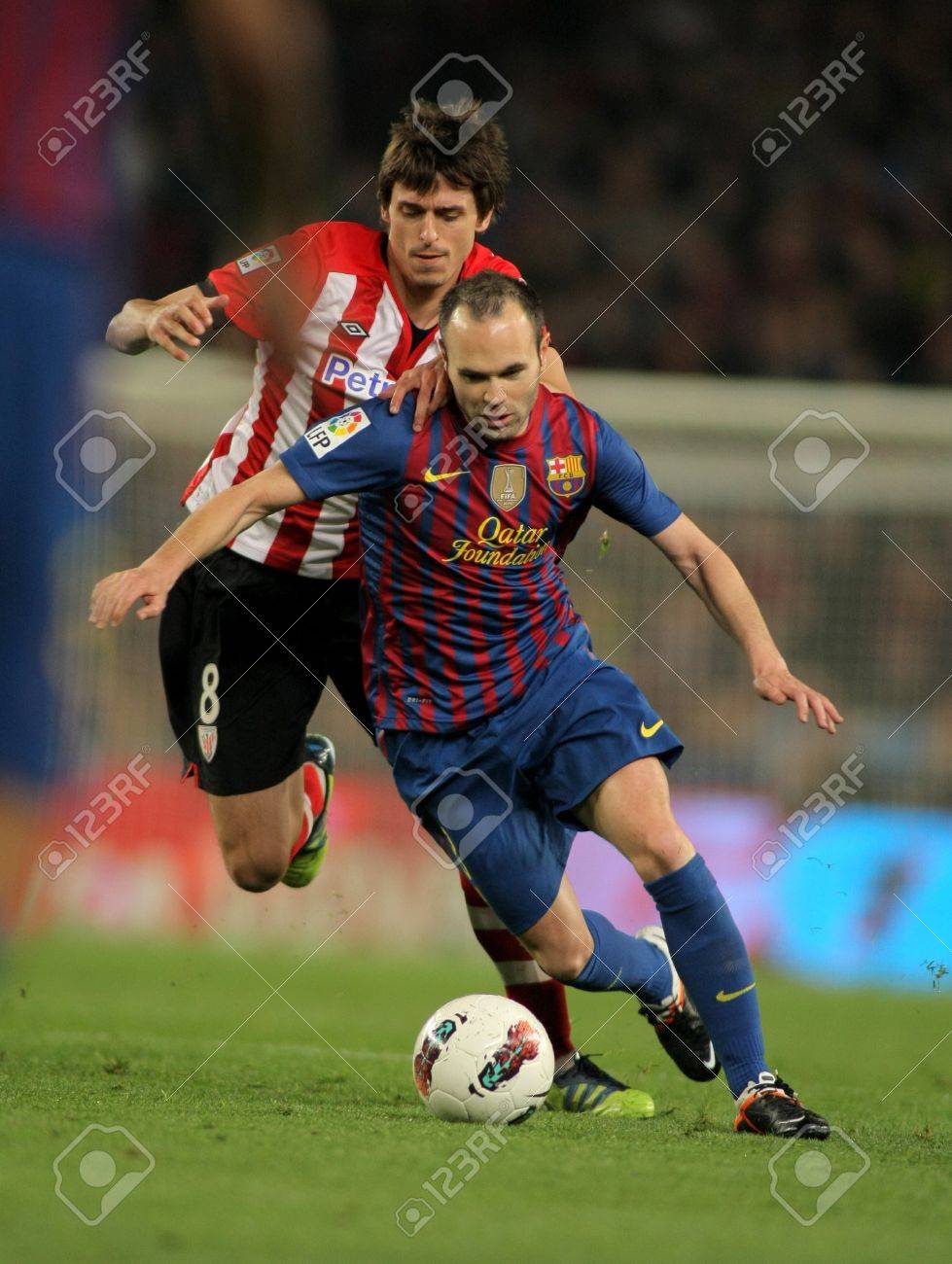 アスレチック ビルバオの Ander Iturraspe L と竸うアンドレス Iniesta R バルセロナ カンプノウ スタジアムでスペイン リーグの試合中に 12 年 3 月 31 日にバルセロナ スペイン の写真素材 画像素材 Image