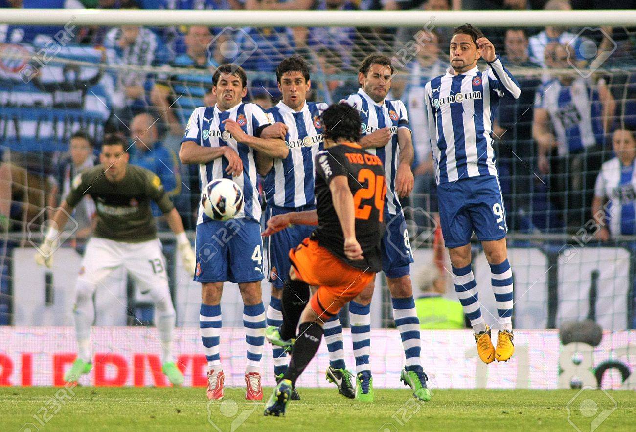 ティノ コスタ Valencia Cf のスペイン リーグの間に立ち上げたフリーキックの壁に Rcd エスパニョールの選手 13 年 4 月 13 日バルセロナ スペインの Estadi コルネイヤで一致します の写真素材 画像素材 Image 2987 ティノ コスタ Valencia Cf のスペイン リーグの間に立ち上げたフリーキックの壁に Rcd エスパニョールの選手 13 年 4 月 13 日バルセロナ スペインの Estadi コルネイヤで一致します の写真素材 画像素材 Image 2987