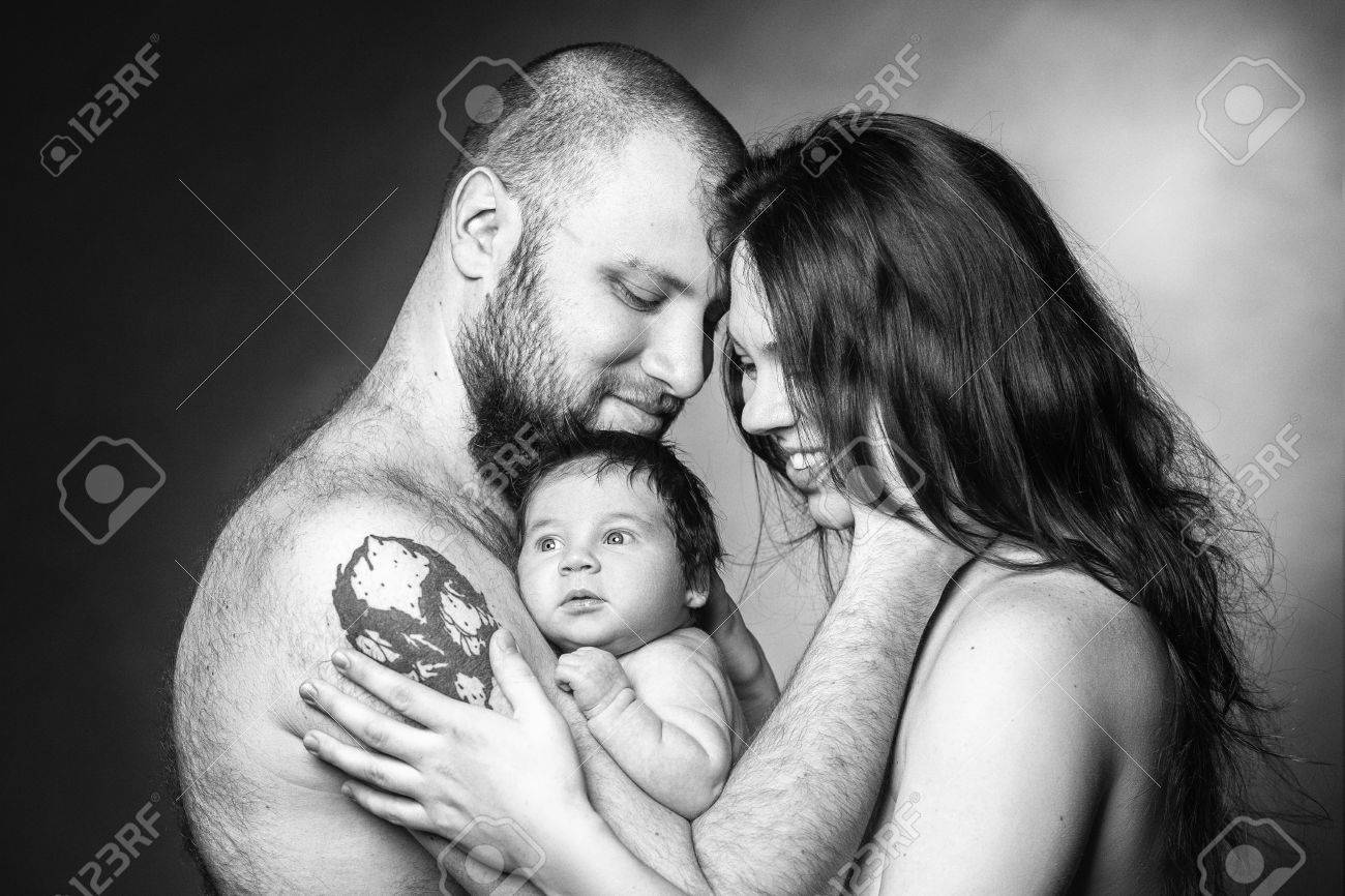 Belle Mere Et Le Pere En Souriant Tenant Leur Bebe Nouveau Ne Fille Studio Shot Monochrome Photo Banque D Images Et Photos Libres De Droits Image Belle Mere Et Le Pere En Souriant Tenant Leur Bebe Nouveau Ne Fille Studio Shot Monochrome Photo Banque D Images Et Photos Libres De Droits Image