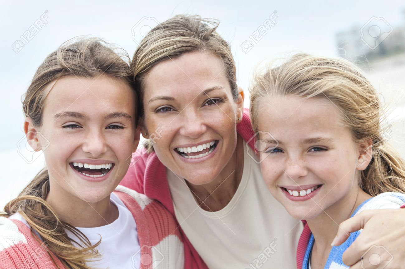 幸せな女の母と彼女の女の子供一緒に笑って ビーチでの休暇に笑みを浮かべて楽しい の写真素材 画像素材 Image 幸せな女の母と彼女の女の子供一緒に笑って ビーチでの休暇に笑みを浮かべて楽しい の写真素材 画像素材 Image