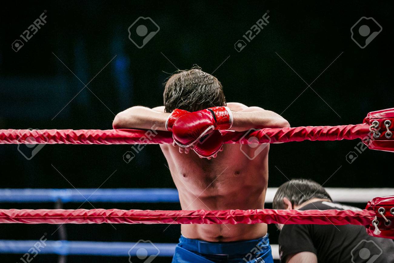 混合された武道戦闘機 Mma は コーナー リングに立っています 失われた戦い 対戦相手の敗北 の写真素材 画像素材 Image 50211363