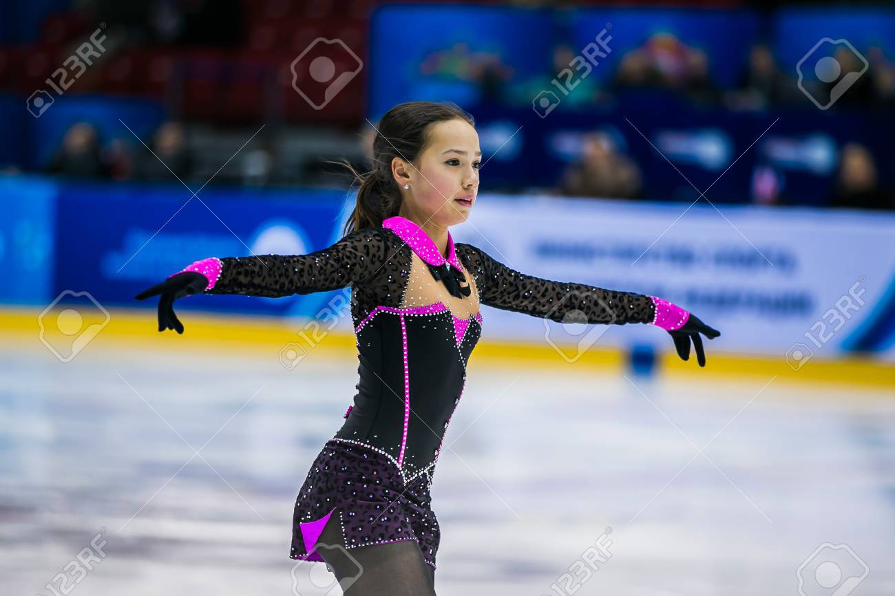 チェリャビンスク ロシア連邦 16 年 1 月 21 日 ロシア選手権フィギュア スケート ジュニアの中に若いスケーター パフォーマンス氷の上にクローズ アップ の写真素材 画像素材 Image