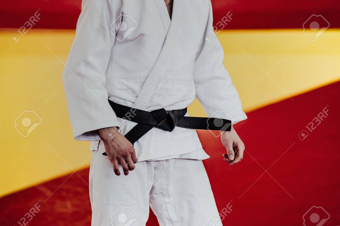白い着物と黒帯でクローズ アップ男選手柔道 の写真素材 画像素材 Image