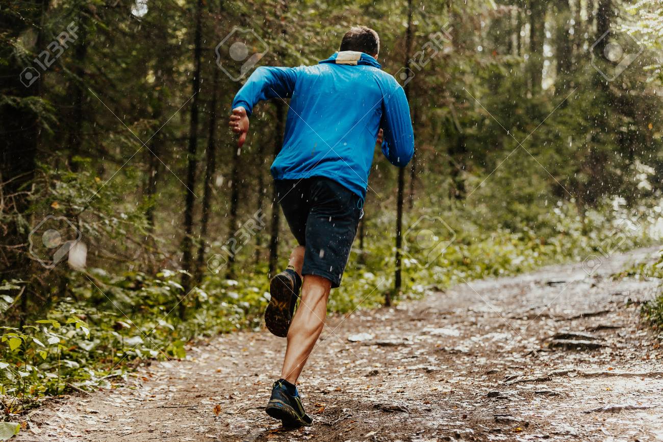 Corredor Masculino Muscular Rápido Corriendo Sendero En La Lluvia Fotos, Retratos, Imágenes Y Fotografía De Archivo Libres De Derecho. Image 85478886.