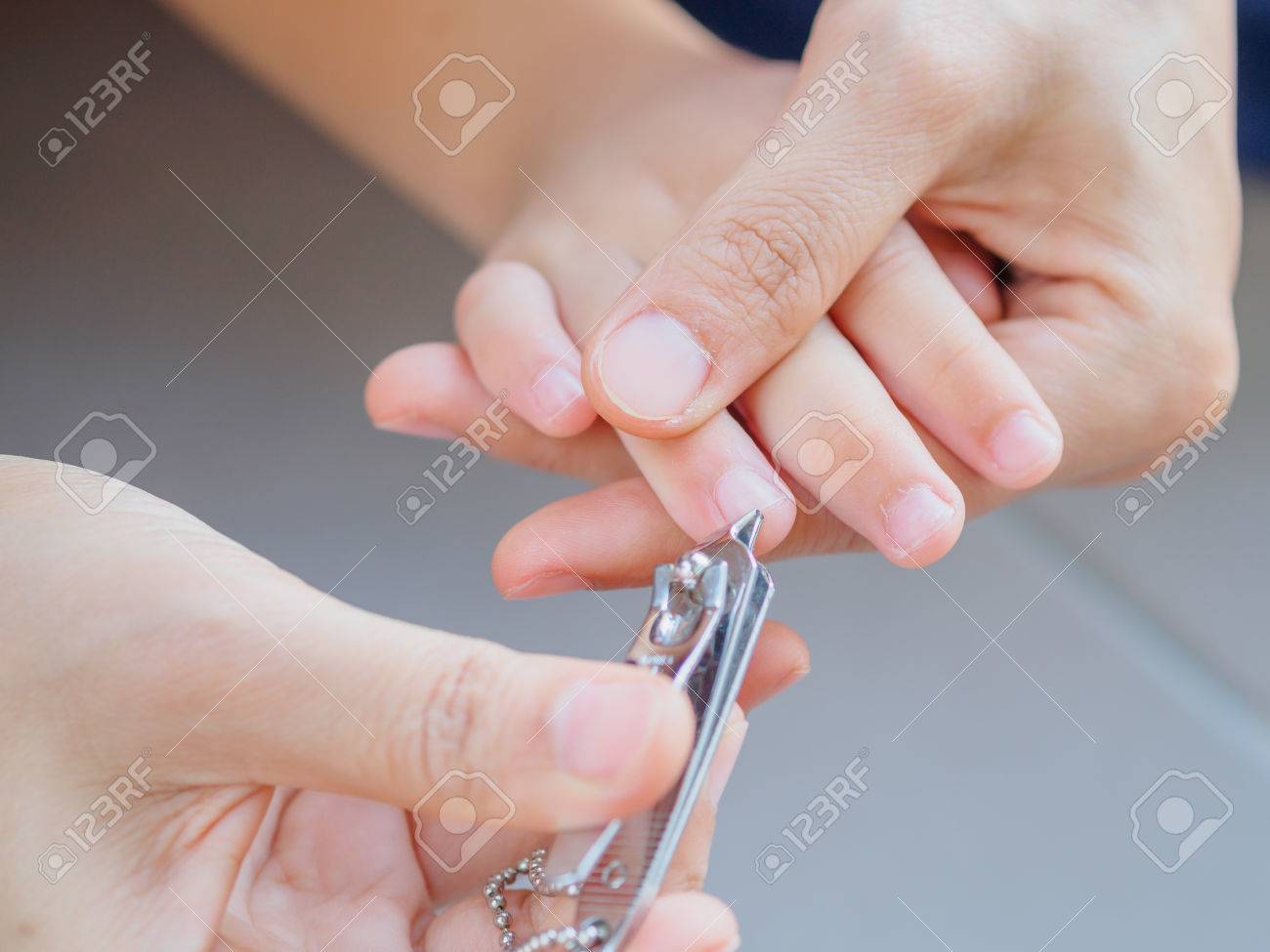 家族の活動は母親の手が爪切りを使用して子供の爪を切る の写真素材 画像素材 Image 7117