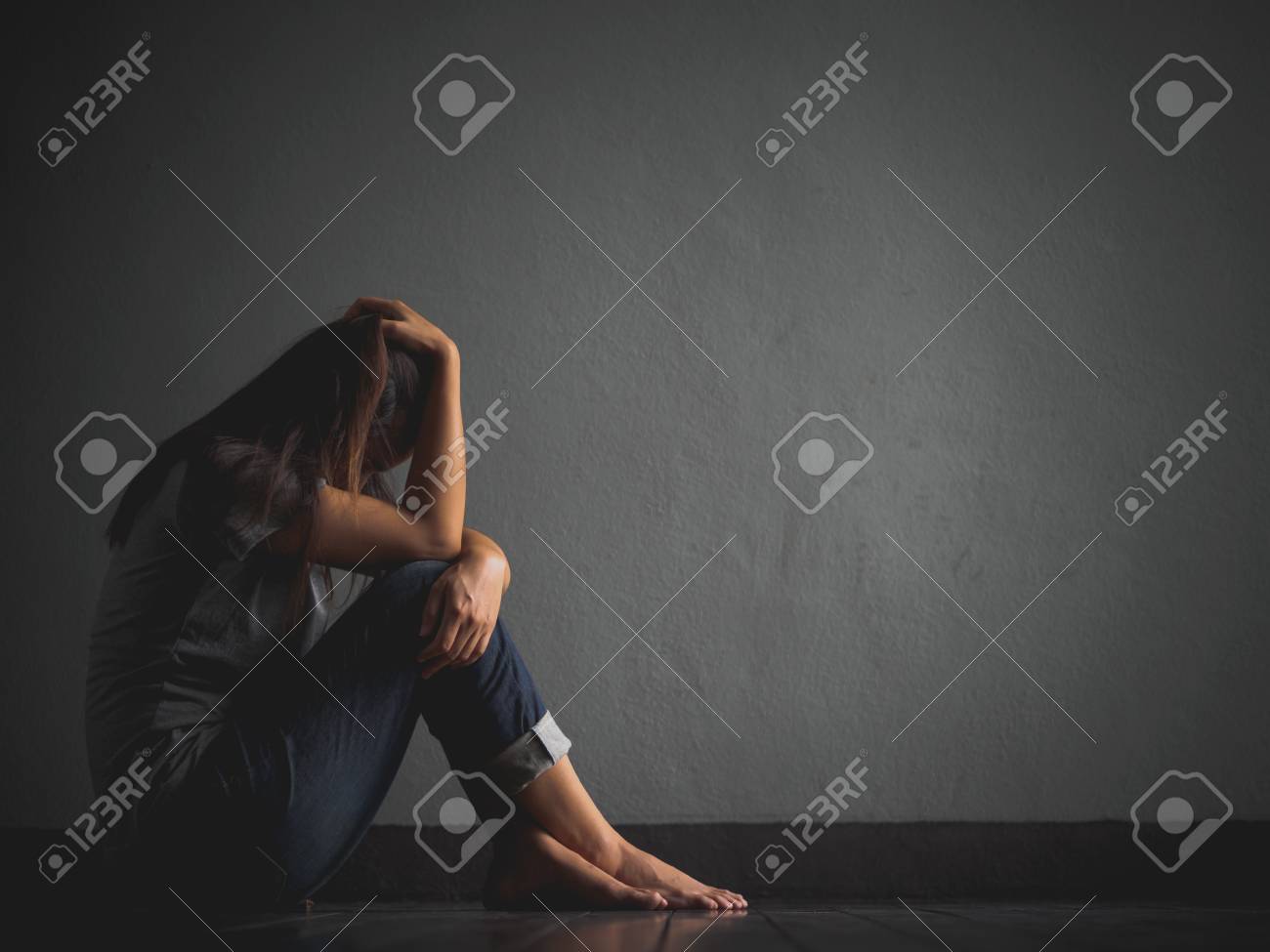 Une Femme Triste Enleve Son Genou Et Pleure Triste Femme Assise Seule Dans Une Piece Vide Banque D Images Et Photos Libres De Droits Image