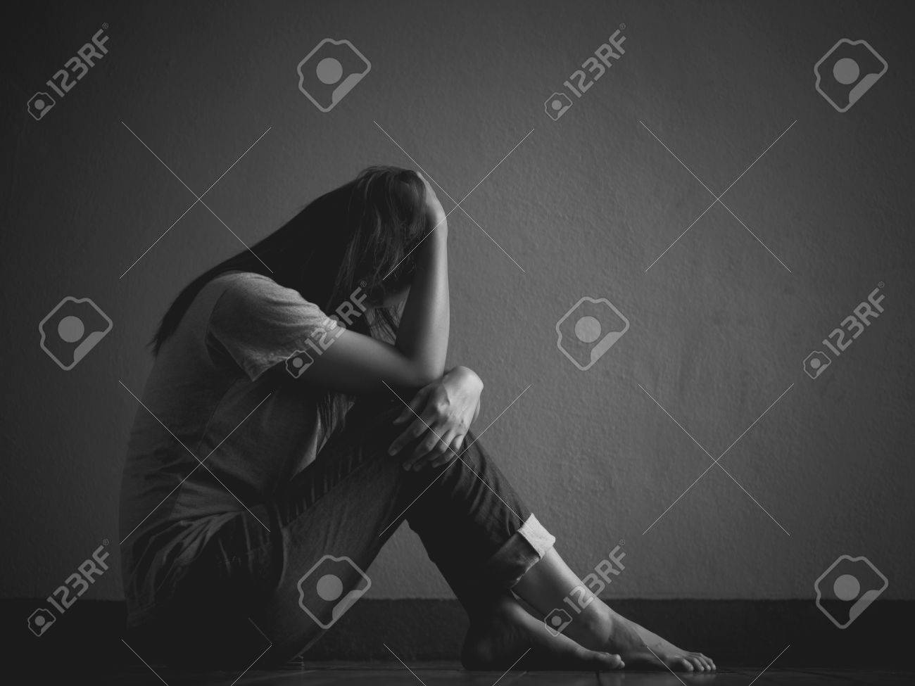 Noir Et Blanc De Femme Triste Etreignent Son Genou Et Pleurent Triste Femme Assise Seule Dans Une Piece Vide Banque D Images Et Photos Libres De Droits Image