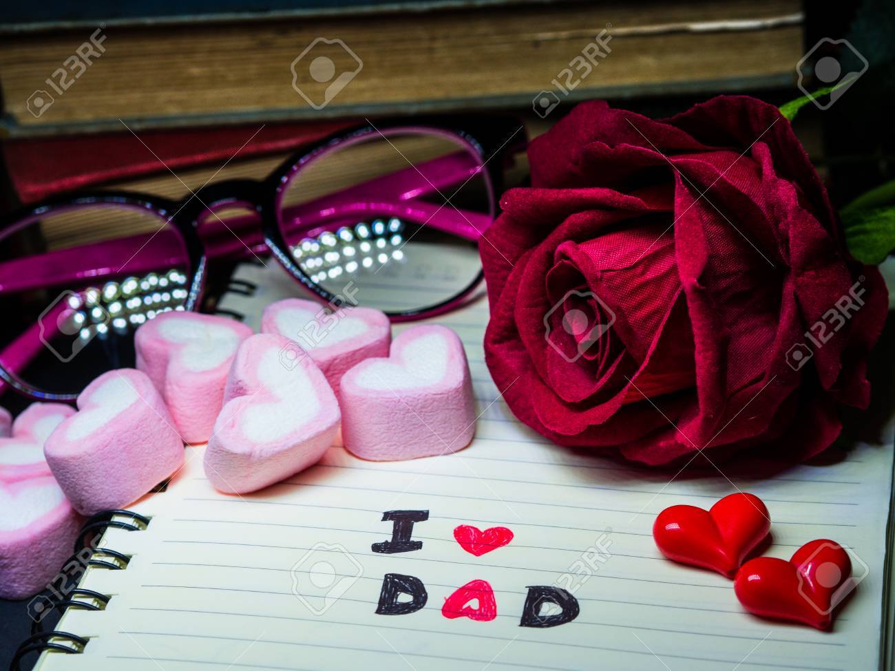 Vatertag Konzept Ich Liebe Papa Nachricht Schreiben Auf Notizbuch Mit Roter Rose Stapel Bucher Glaser Und Susse Marshmallow In Form Von Herzen Auf Dunklem Hintergrund Lizenzfreie Fotos Bilder Und Stock Fotografie Image 78855470