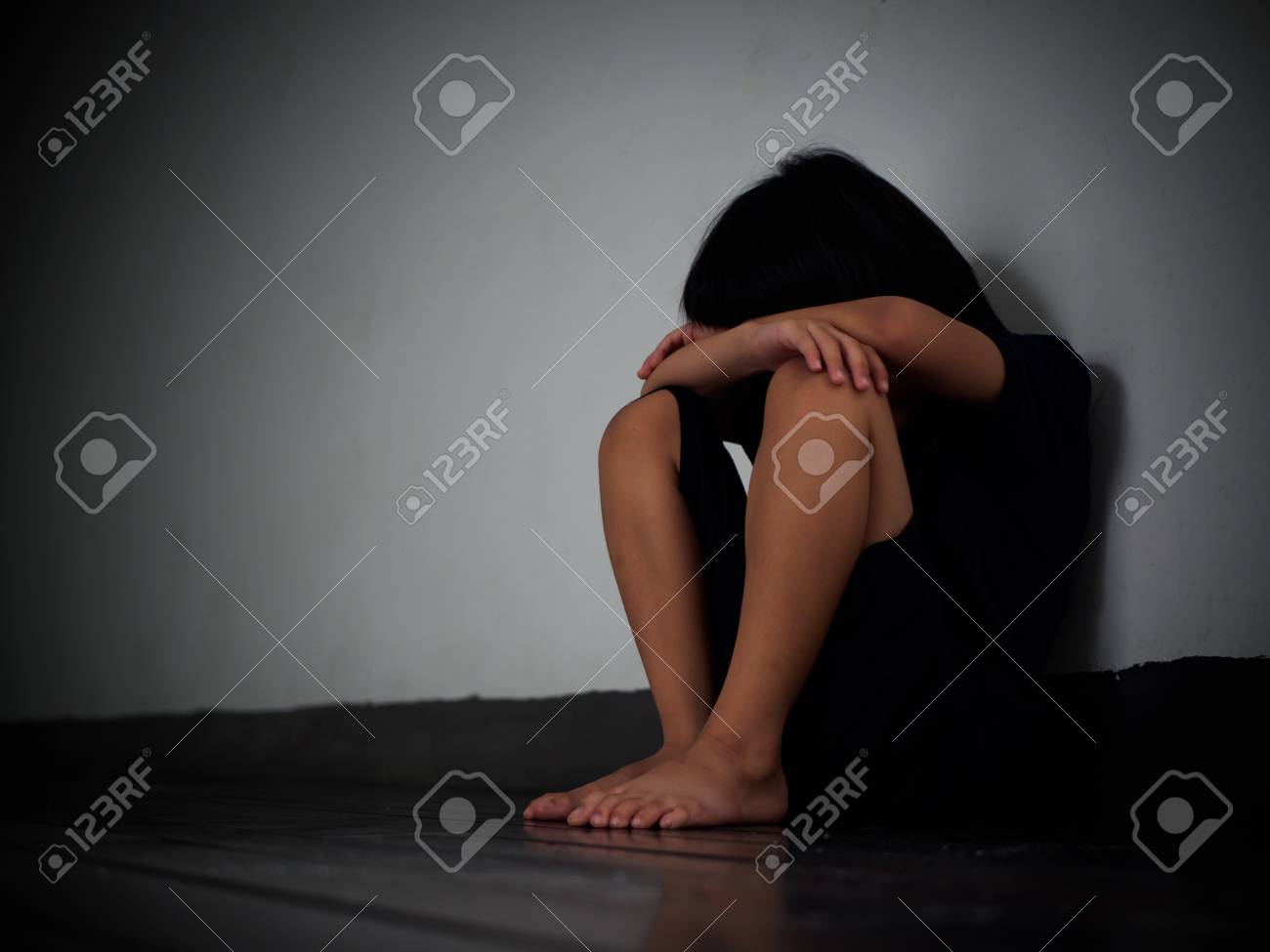 少年の不幸な悲しい トレスだけで の写真素材 画像素材 Image