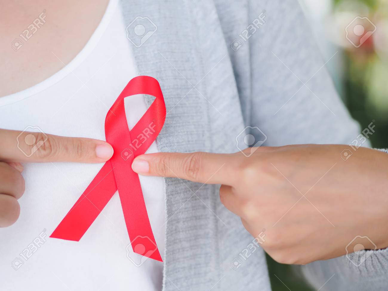 Wman 手世界エイズ日アウェアネス リボン 赤リボン Hiv の写真素材 画像素材 Image