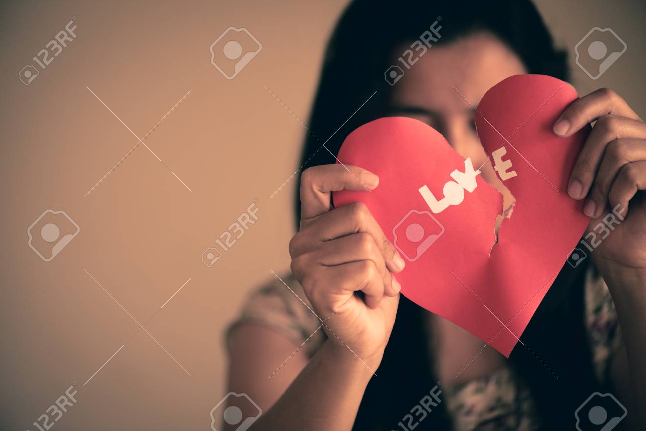 Femme Tenant Un Coeur Brise Rouge Avec Texte D Amour Concept De La Saint Valentin Banque D Images Et Photos Libres De Droits Image