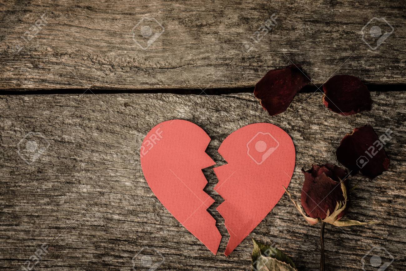 トップビュー乾燥赤バラ 死んだ赤いバラは ヴィンテージスタイルの木製の背景に失恋の形をした赤い紙で 失恋 愛 結婚式とバレンタインデーのコンセプト の 写真素材 画像素材 Image