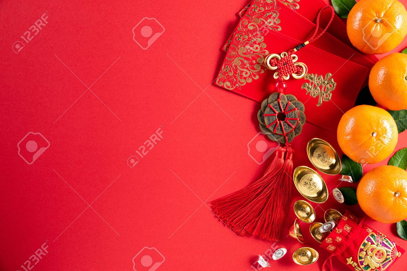 Décorations du festival du nouvel an chinois pow ou paquet rouge, lingots d'orange et d'or ou morceau d'or sur fond rouge. les caractères chinois fu dans l'article font référence à la fortune, à la chance, à la richesse, aux flux d'argent. - 134721566 Décorations du festival du nouvel an chinois pow ou paquet rouge, lingots d'orange et d'or ou morceau d'or sur fond rouge. les caractères chinois fu dans l'article font référence à la fortune, à la chance, à la richesse, aux flux d'argent. - 134721566