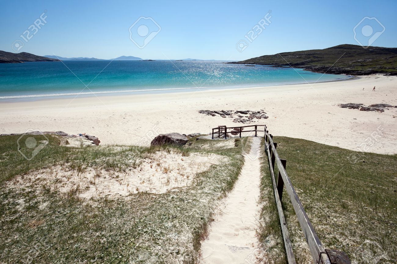 砂浜のビーチ ハリス島 スコットランドで明るい夏の日 の写真素材 画像素材 Image
