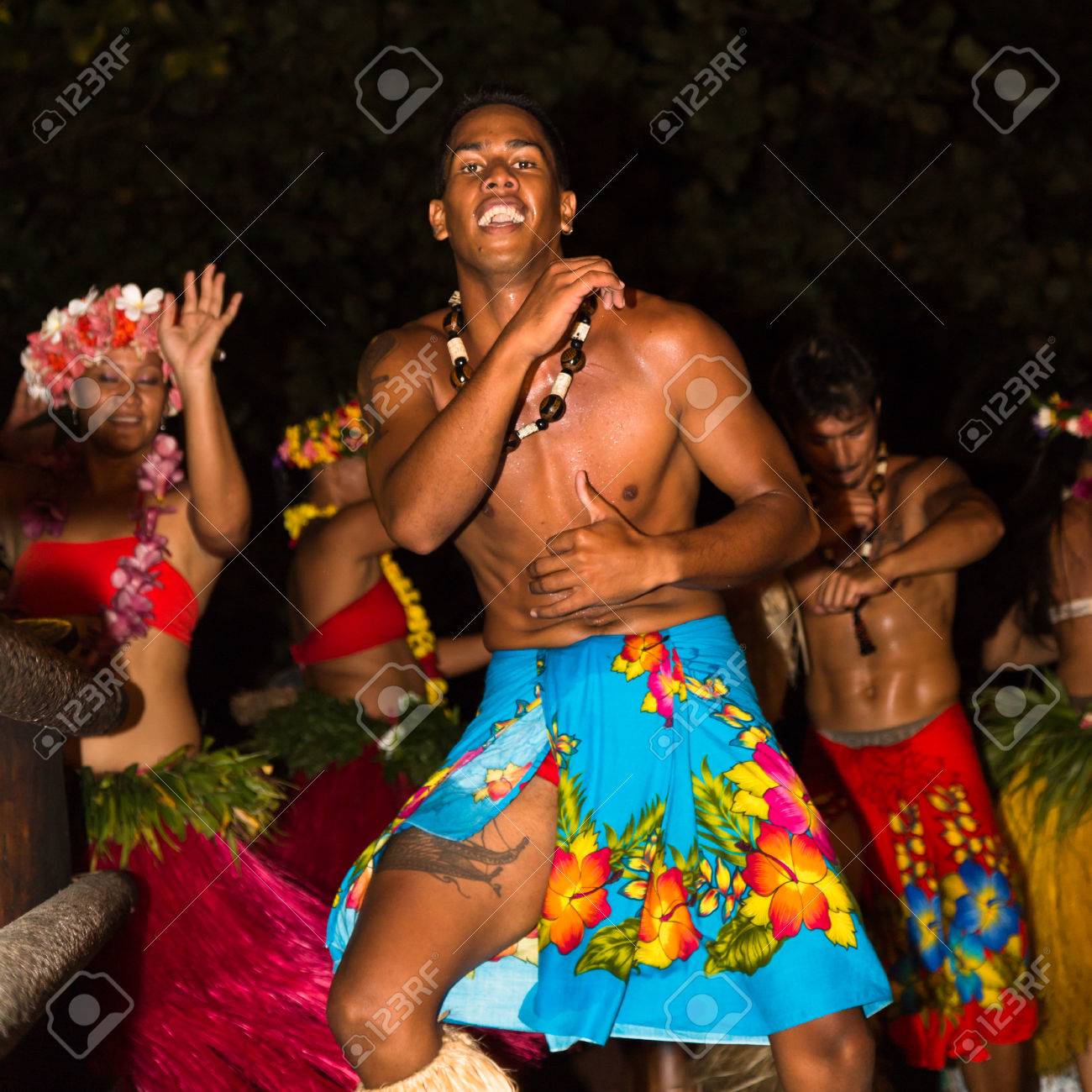 タハア フランス領ポリネシア 14年年頃 ポリネシア男性と女性の伝統的な踊りを実行 Tahaa Polynesian で 14 年頃の踊りはフランス領ポリネシアの高級リゾートの主要な観光名所 の写真素材 画像素材 Image