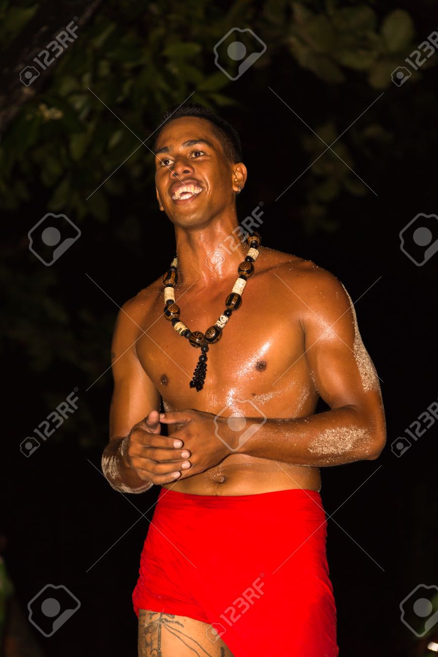タハア フランス領ポリネシア 14年年頃 ポリネシア男性と女性の伝統的な踊りを実行 Tahaa Polynesian で 14 年頃の踊りはフランス領ポリネシアの高級リゾートの主要な観光名所 の写真素材 画像素材 Image