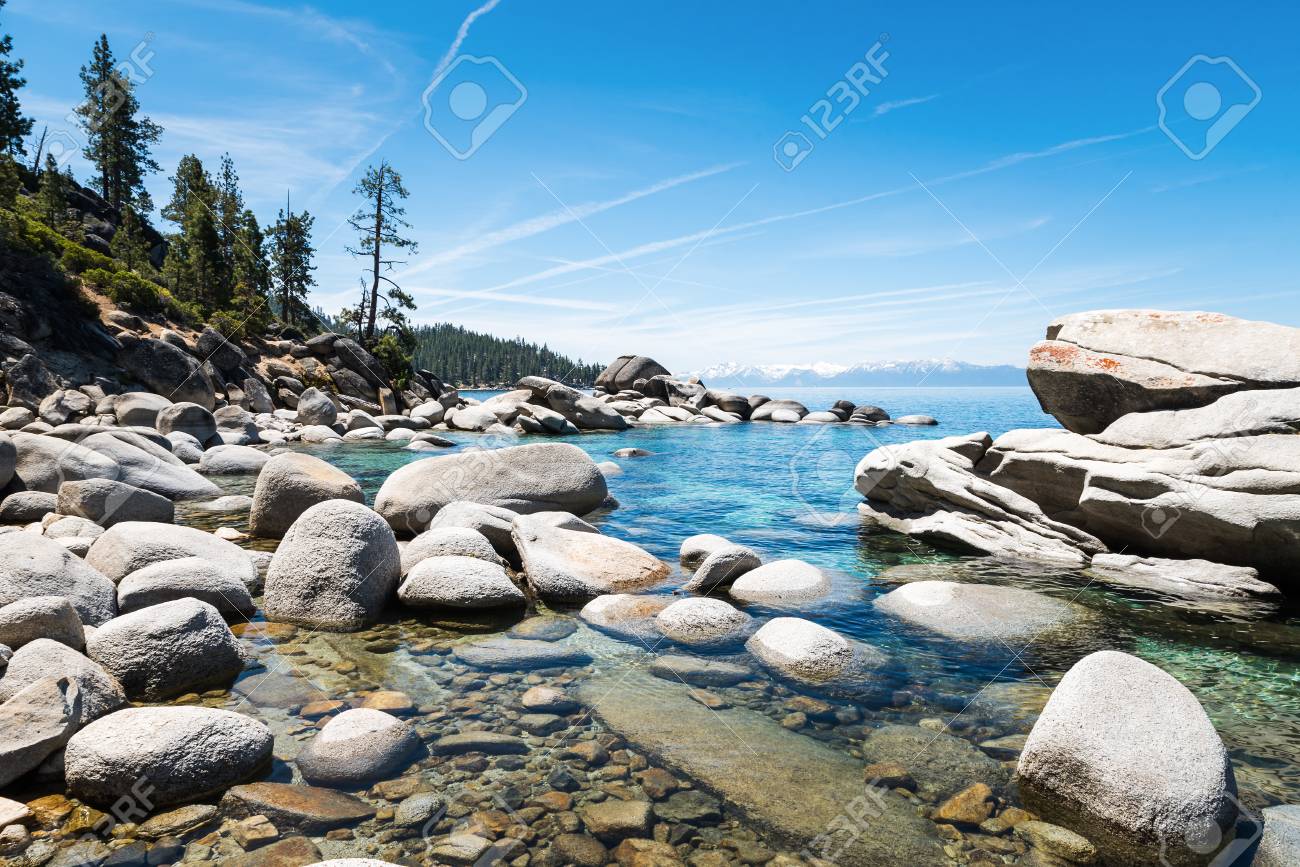 タホ湖の美しい景色の海岸線から水をクリアします の写真素材 画像素材 Image