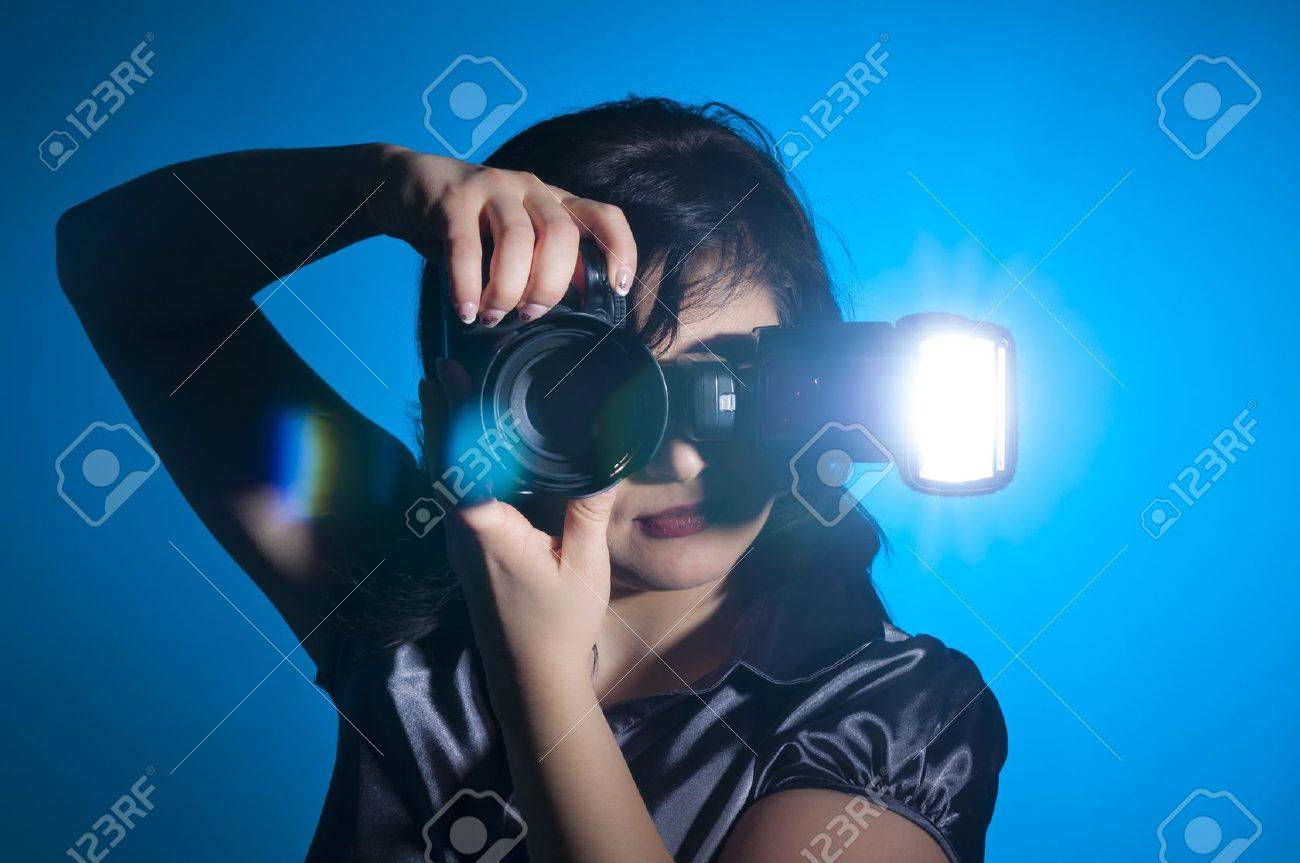 彼女のカメラを保持している魅力的な若い写真家 の写真素材 画像素材 Image 彼女のカメラを保持している魅力的な若い写真家 の写真素材 画像素材 Image
