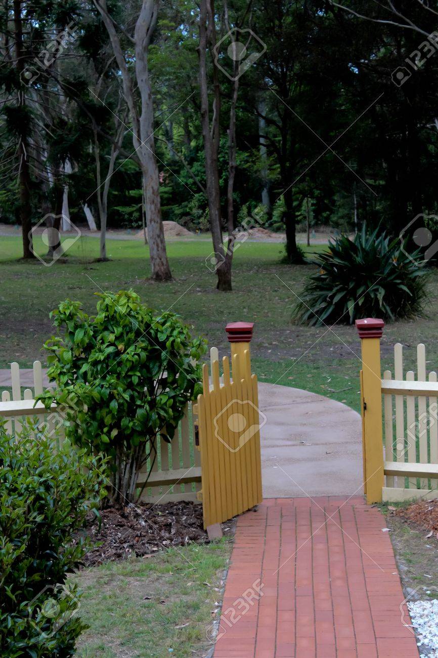 木製のピケット フェンス ゲートを開くにつながる庭のパス の写真素材 画像素材 Image