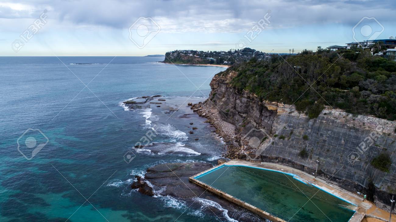 Vue Aérienne De La Piscine De Locéan Bord De Mer Contre Les