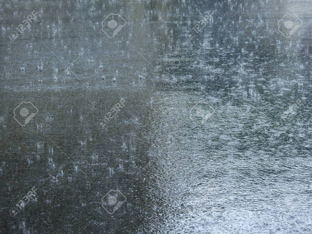 濡れたアスファルトの道路に雨ドロップ の写真素材 画像素材 Image