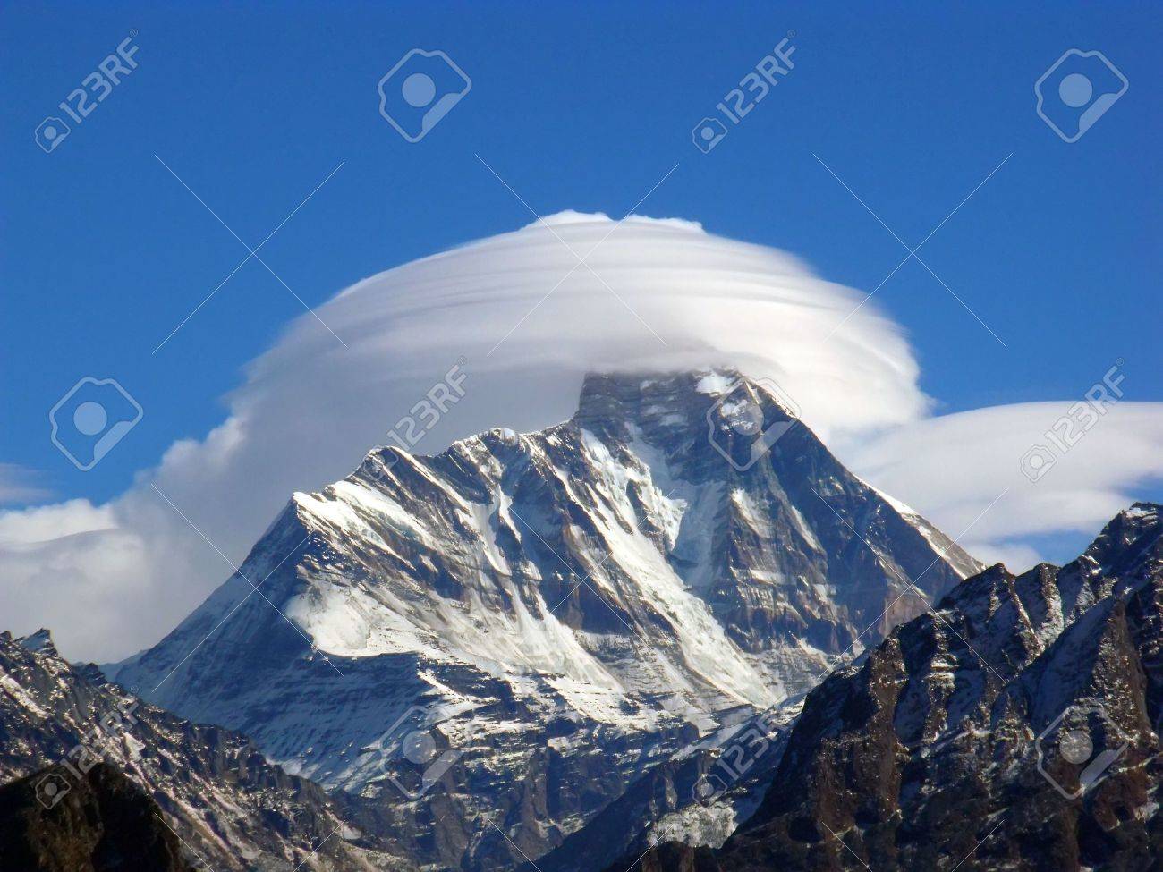 ナンダデヴィさんが生まれた ヒマラヤ山脈 山のピーク ガルワール 雲白い雲スノーピーク の写真素材 画像素材 Image ナンダデヴィさんが生まれた ヒマラヤ山脈 山のピーク ガルワール 雲白い雲スノーピーク の写真素材 画像素材 Image