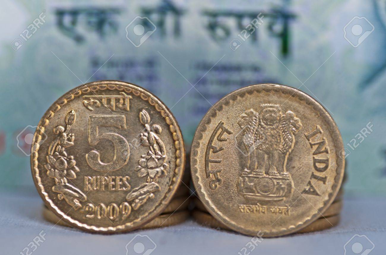 インドの硬貨 5 ルピー 背景 分離 コピー領域の Defocussed 100 ルピーのメモのクローズ アップ の写真素材 画像素材 Image