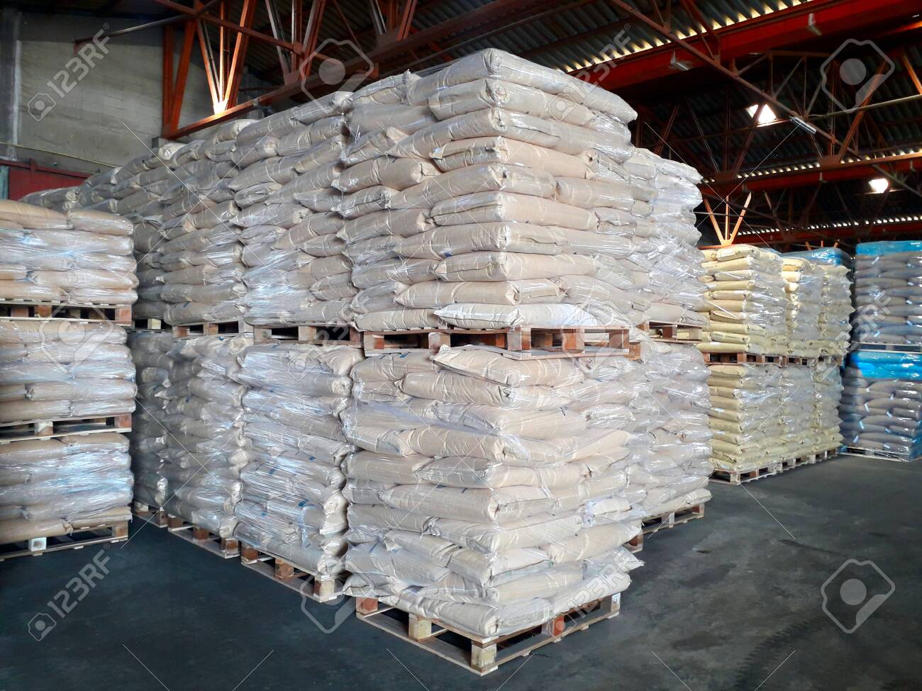 https://previews.123rf.com/images/srinuan/srinuan1912/srinuan191200210/136047954-chemical-fertilizer-the-product-stock-is-packed-in-sacks-stacked-in-the-warehouse-waiting-for.jpg