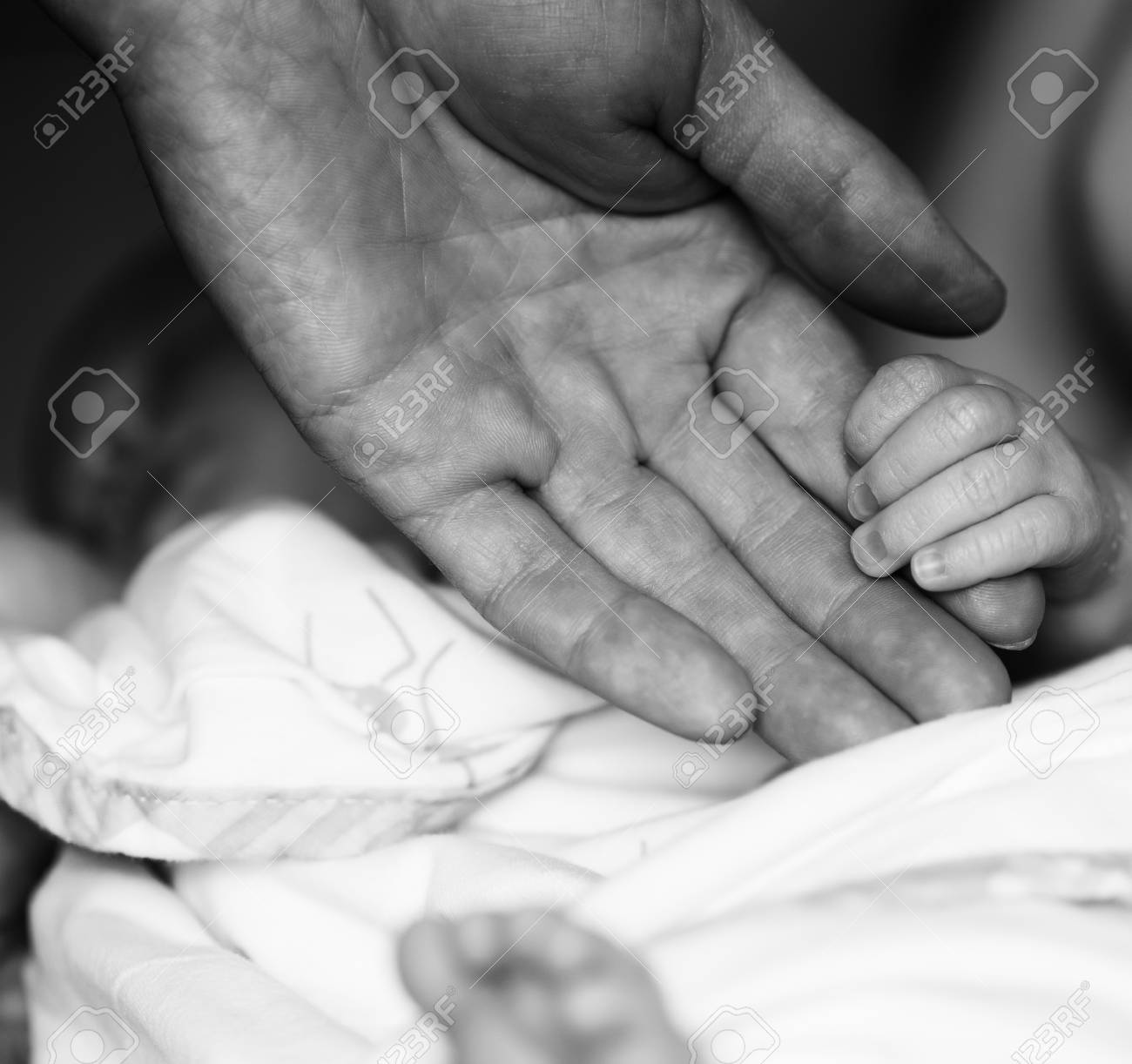 La Main D Un Bebe Nouveau Ne Le Doigt De Parent Holdind Tonification Noir Et Blanc Banque D Images Et Photos Libres De Droits Image