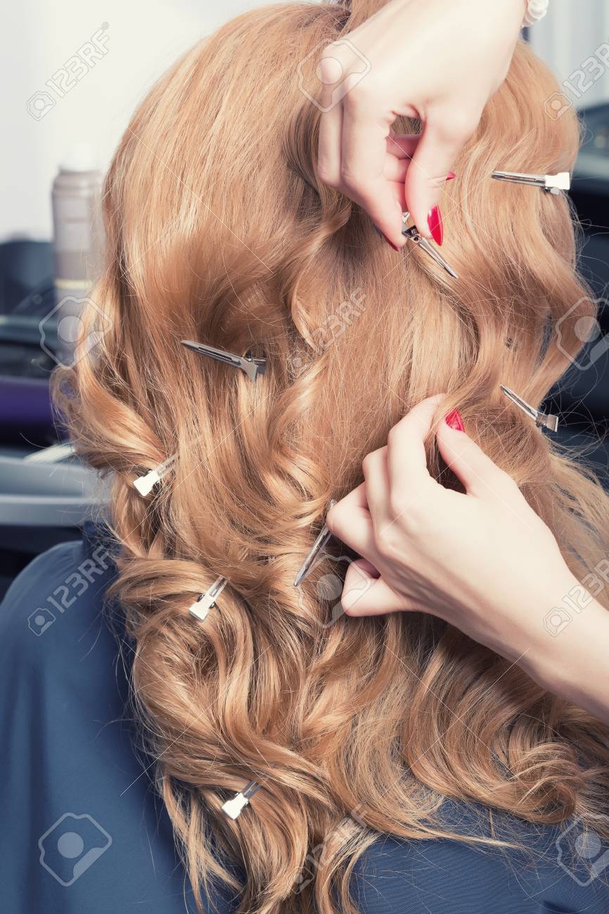 金髪女性のクライアントの髪型を作る美容師 の写真素材 画像素材 Image 89359543