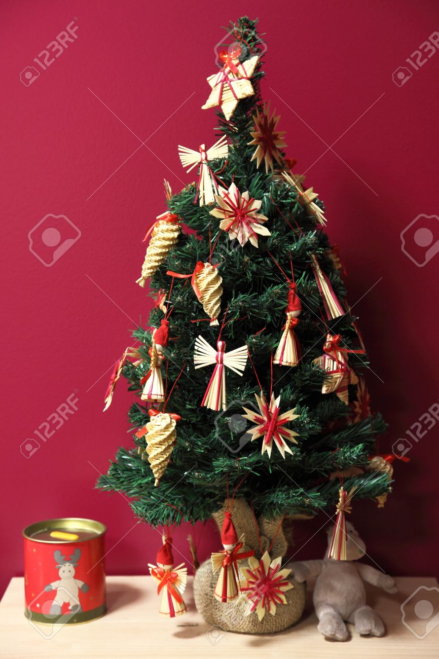 pequeo rbol de navidad con adornos tradicionales de rafia finlandeses foto de archivo 17235824 - Arbol De Navidad Pequeo pequeo rbol de navidad con adornos tradicionales de rafia finlandeses foto de archivo 17235824 - Arbol De Navidad Pequeo
