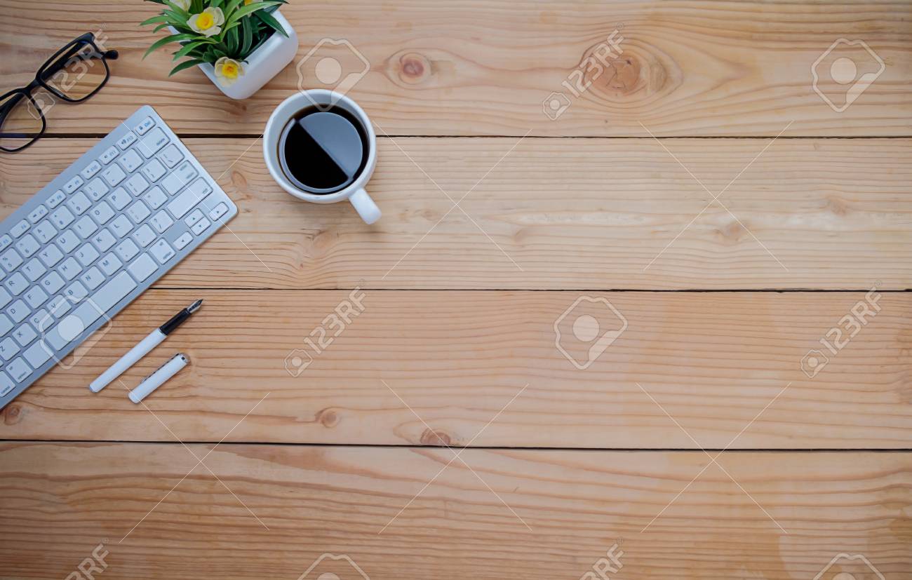 ペン ノート 一杯のコーヒーと花のキーボードとオフィス デスク テーブル コピー スペース 選択と集中 の平面図です の写真素材 画像素材 Image