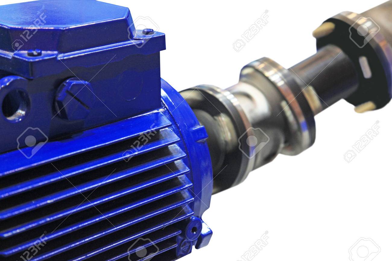 El Motor Hace Girar El Eje A Través De La Transmisión Cardan. Aislado En El  Fondo Blanco Fotos, retratos, imágenes y fotografía de archivo libres de  derecho. Image 58202948