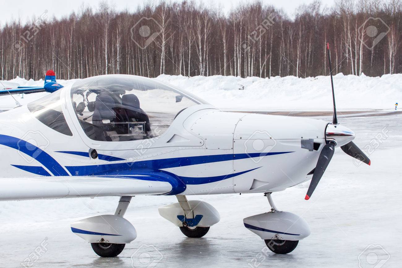 冬に小型飛行機が空港に着陸 の写真素材 画像素材 Image