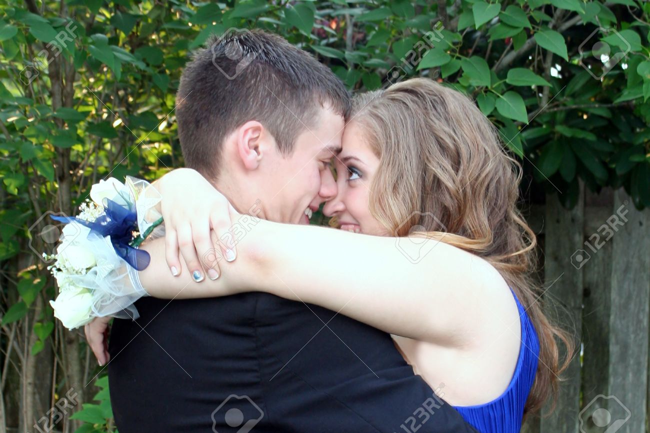 エスキモーの共有プロム カップルをキスします の写真素材 画像素材 Image