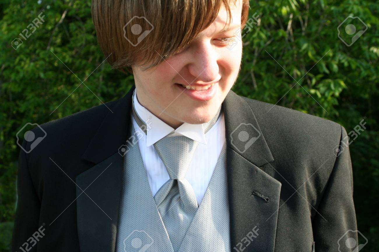 タキシード 10 代のはにかんだ笑顔 の写真素材 画像素材 Image 2762