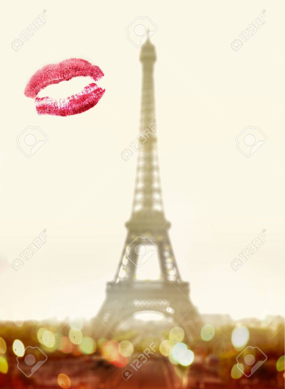 パリの有名なエッフェル塔の前の窓に口紅のキスします の写真素材 画像素材 Image