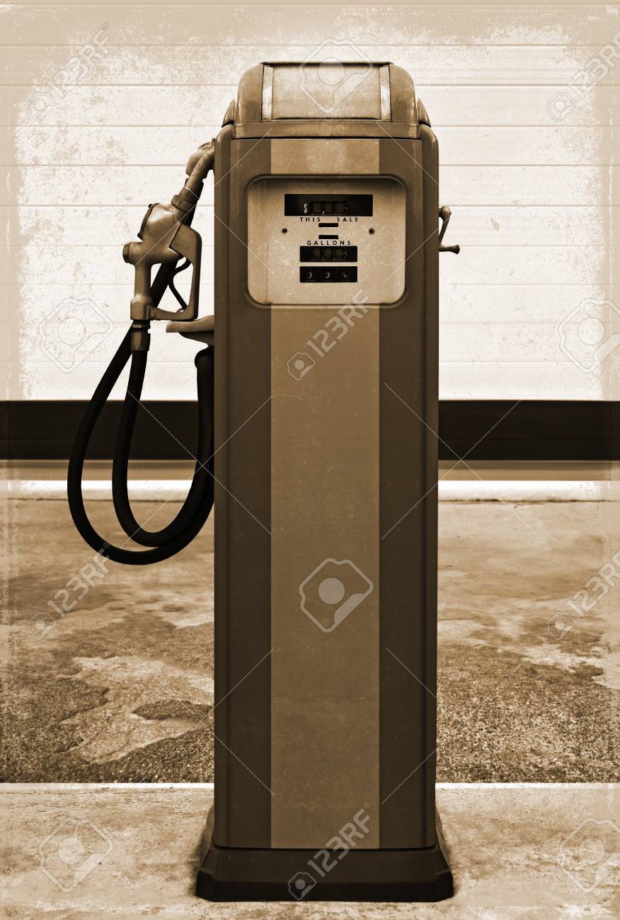 古いガソリン スタンドの設定でビンテージ ガソリン駅ガス ポンプ の写真素材 画像素材 Image