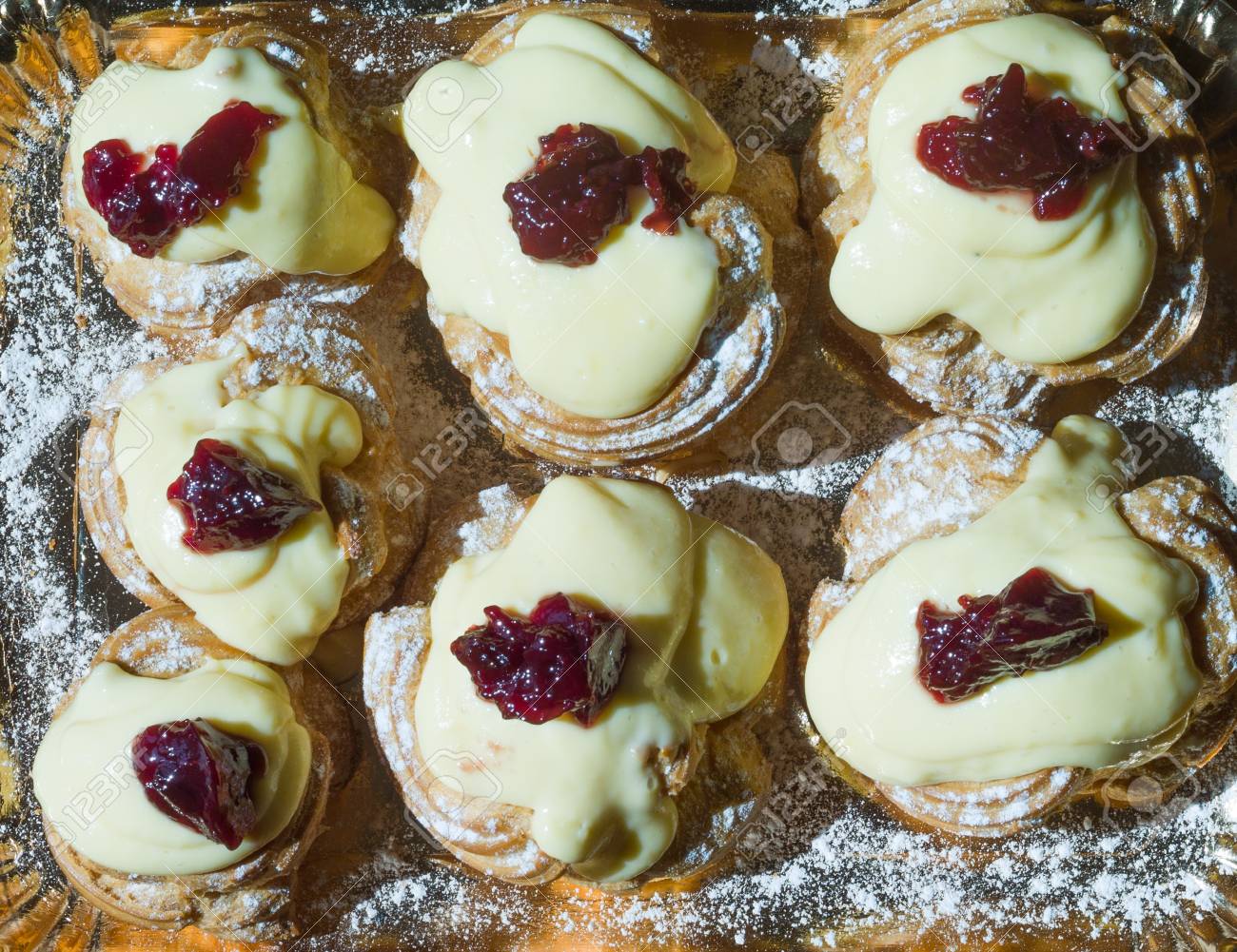 Zeppole De San Jose Pasteleria Italiana Con Harina Azucar Huevos Aceite Decorado Con Una Guinda Pastel Del Dia Del Padre Fotos Retratos Imagenes Y Fotografia De Archivo Libres De Derecho Image