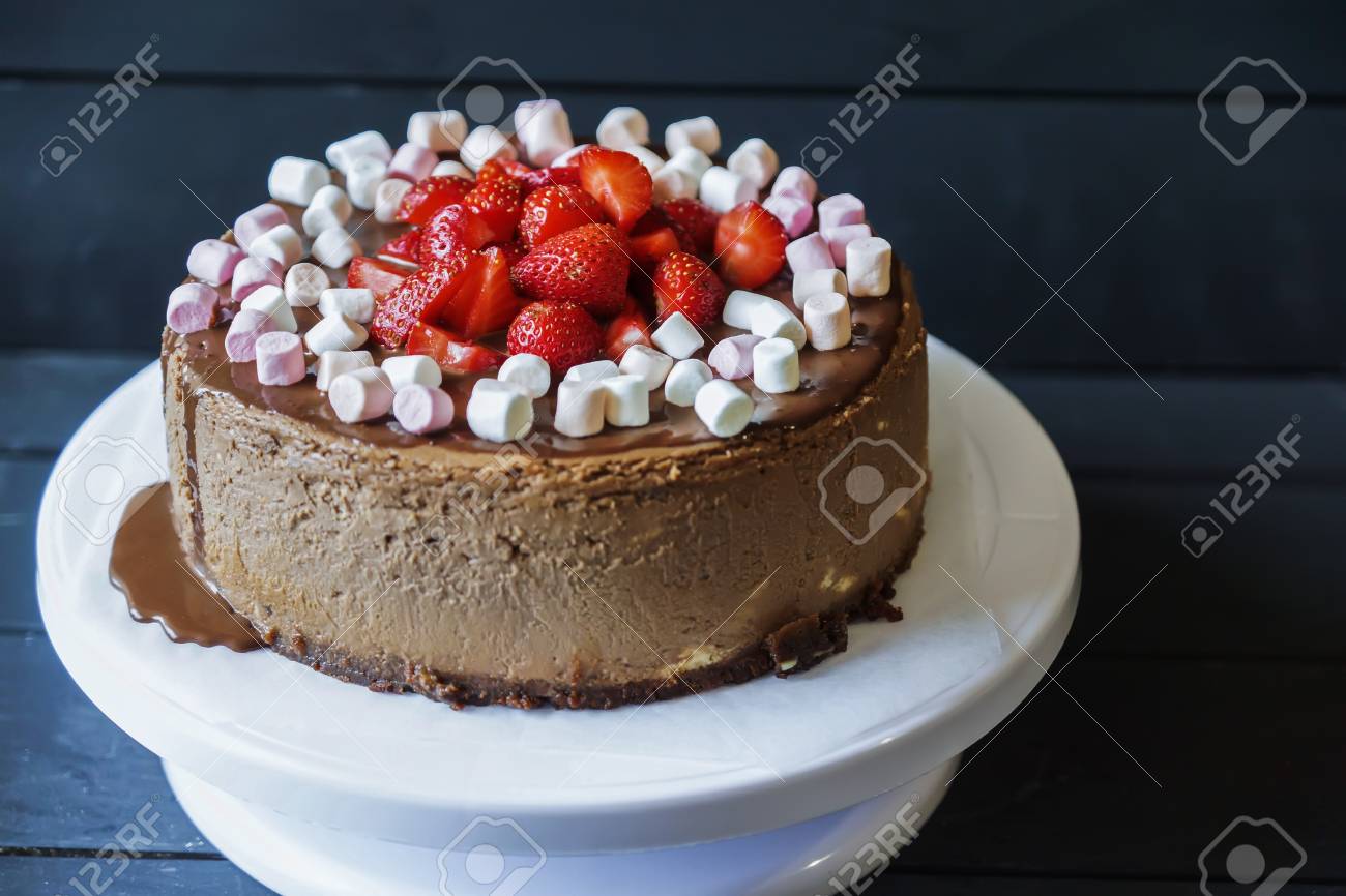 Delicieux Gateau Avec Des Fraises Fraiches Et Une Decoration Au Chocolat Noir Banque D Images Et Photos Libres De Droits Image