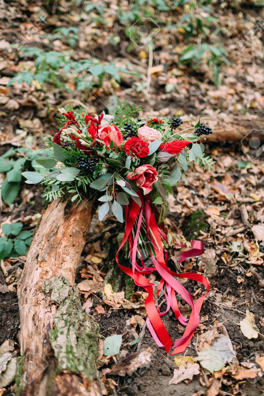 公園でのログの横になっている別の花の美しいウェディング ブーケ 秋の結婚式 の写真素材 画像素材 Image